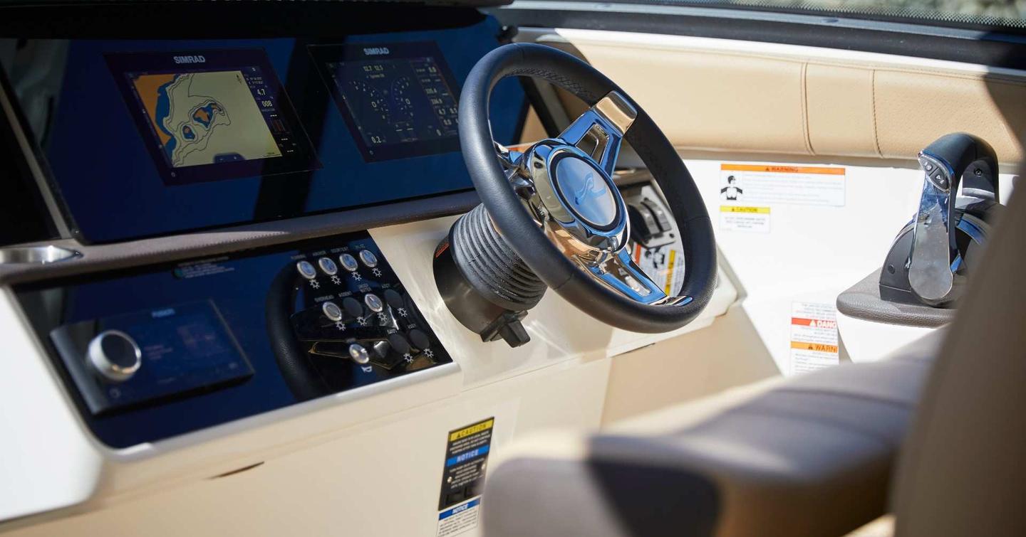 Sea-Ray-Sundancer-320-helm-station
