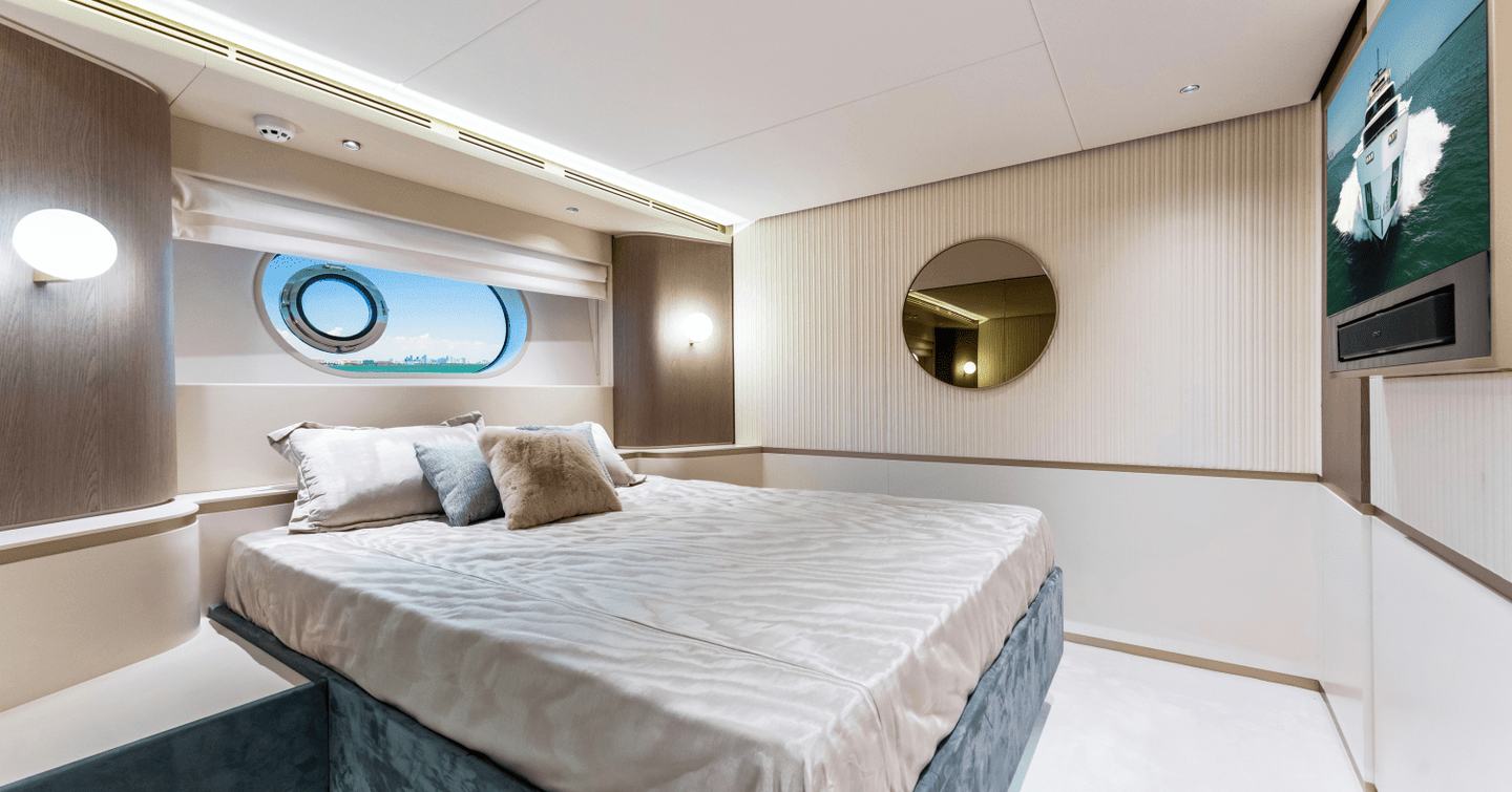 Motor Yacht Equites main bedroom