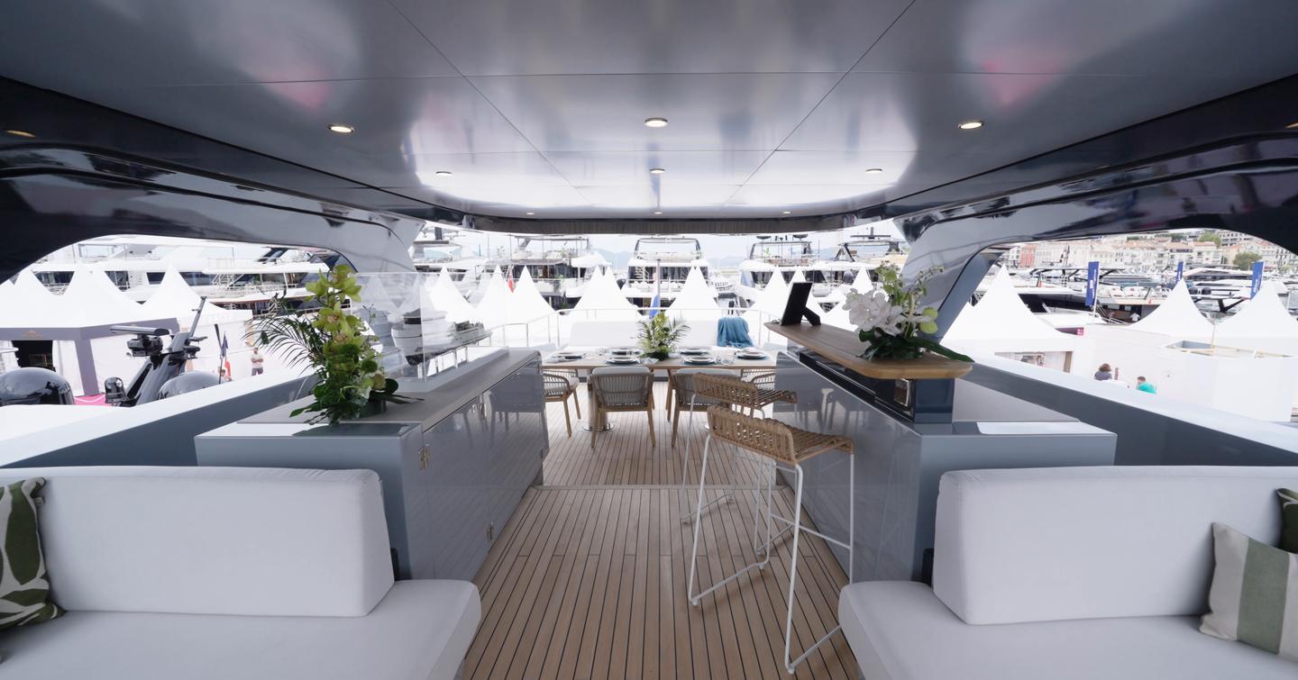 Outer-Reef-Yachts-780-Adventure-Review-sundeck-bar