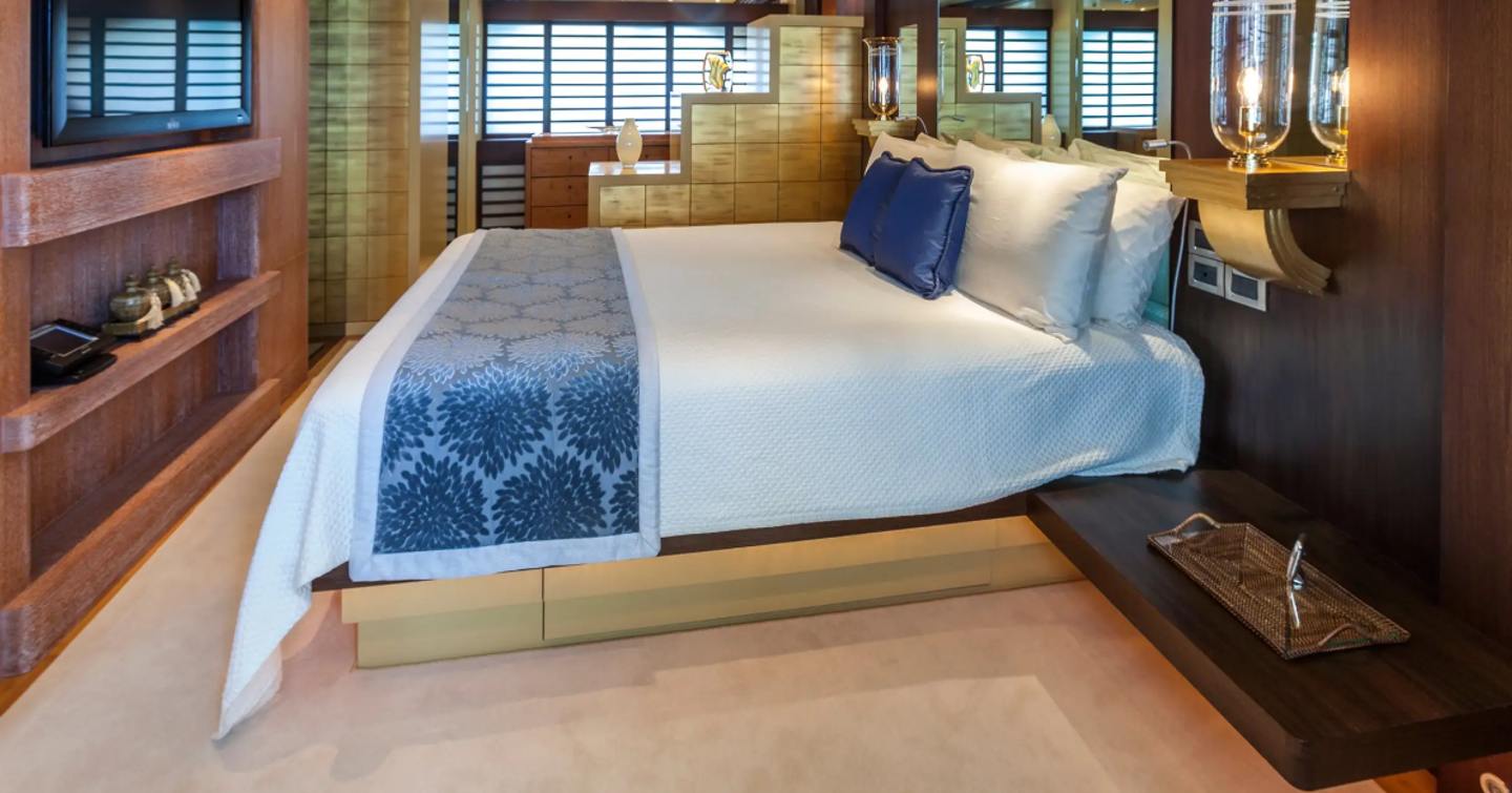 Superyacht Perle Bleue master cabin