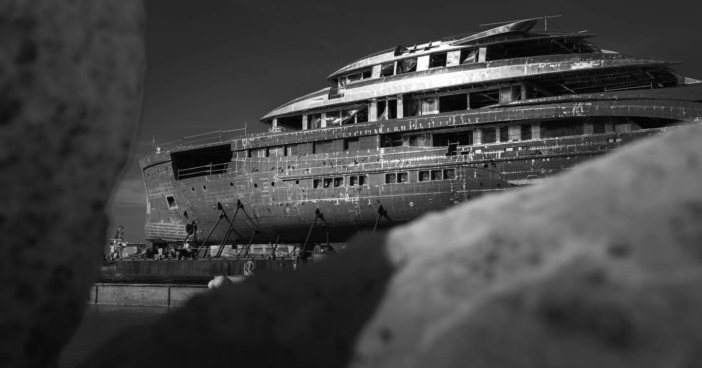 Superayacht Amor à Vida during construction in black and white