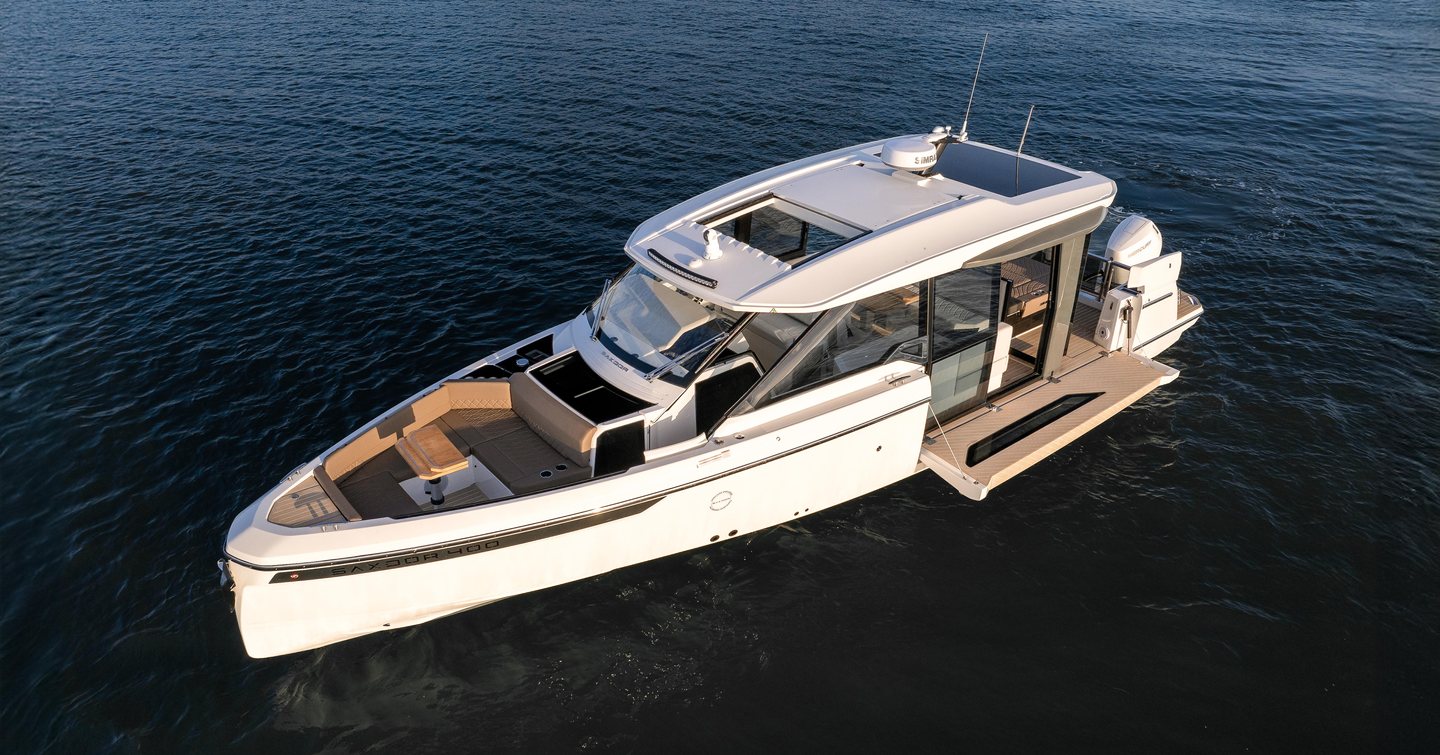 Saxdor 400 GTC at anchor with side balconies deployed
