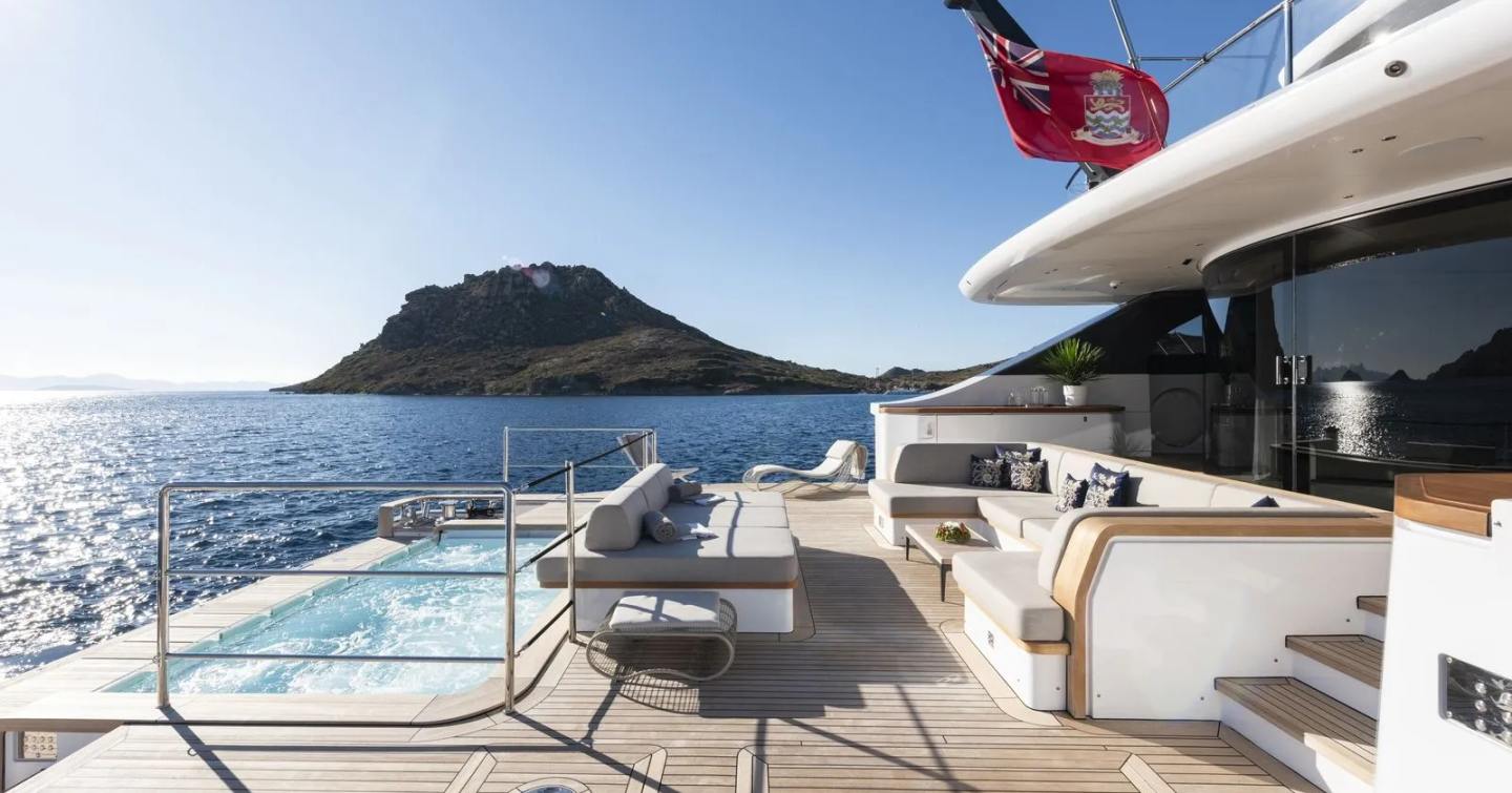 Benetti motor yacht Confessa oasis deck with pool 