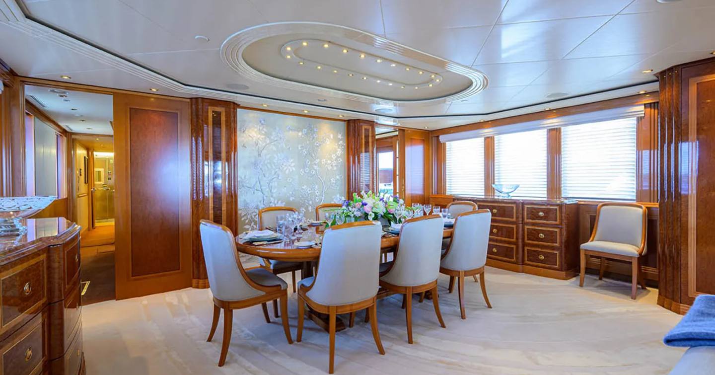 Motor yacht Gigi's dining table