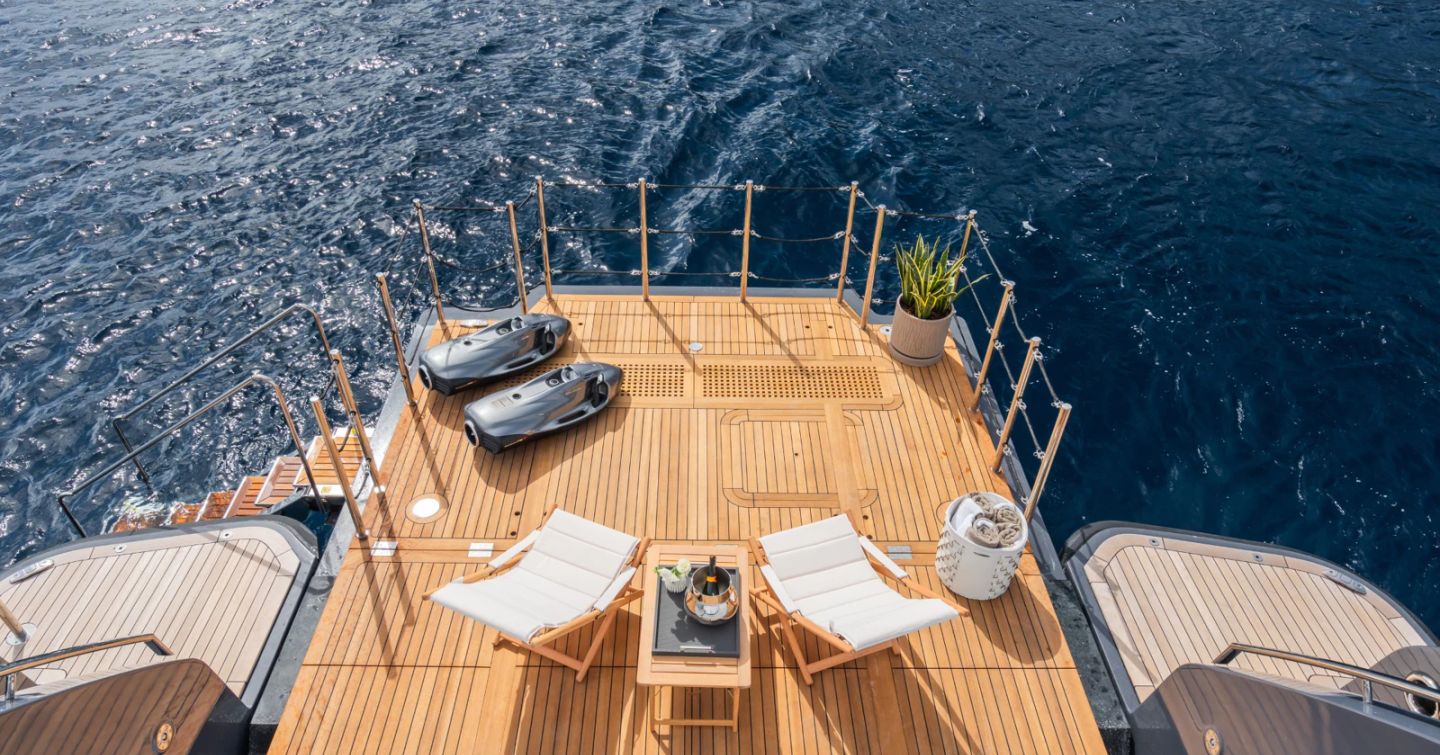 Expedition yacht M's beach club