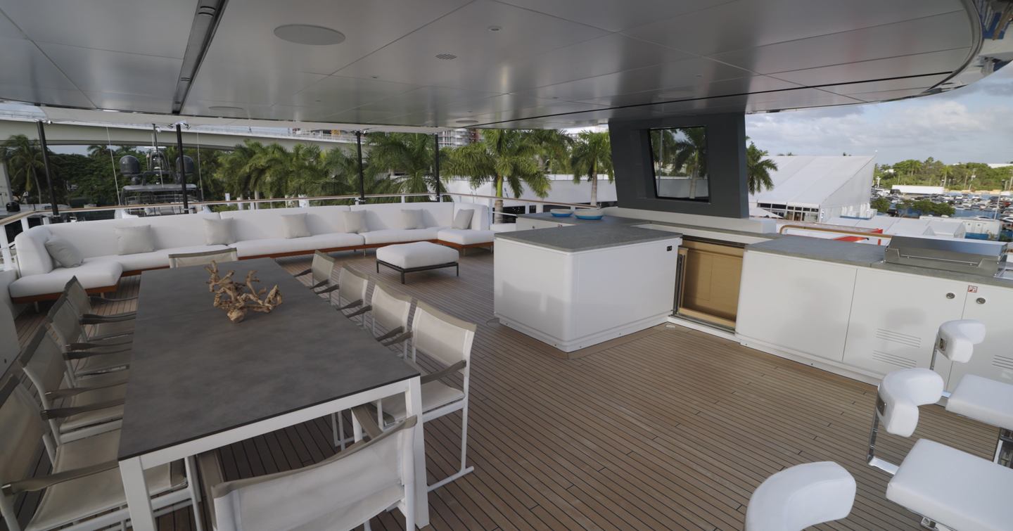 Benetti-B.Yond-37M-sundeck