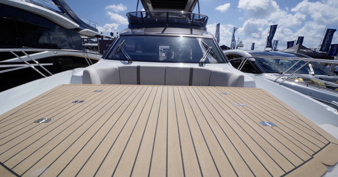 Galeon 520 Fly foredeck sunpad with large flat lounging area and access to bow seating