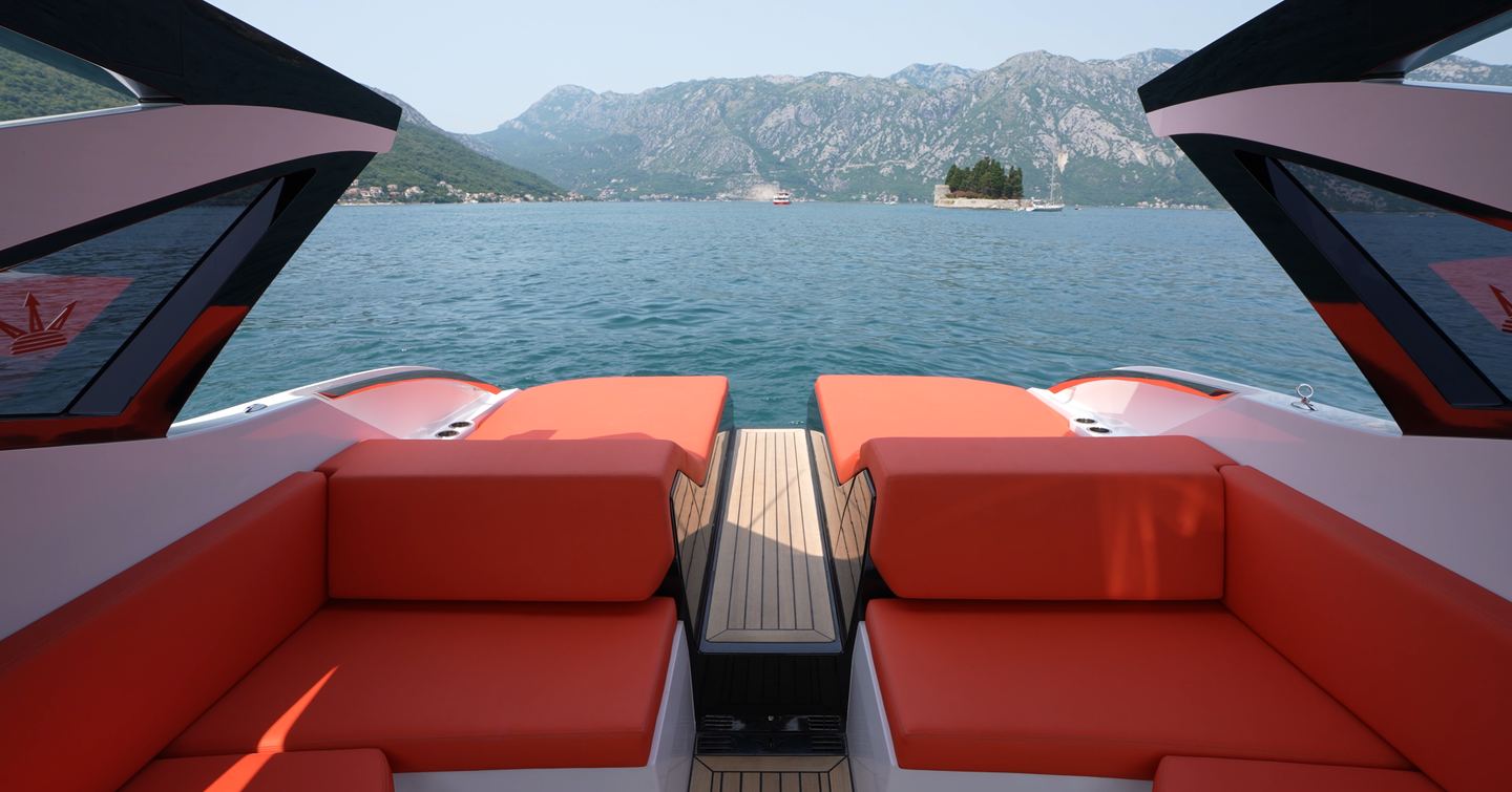 Dominator-Midi-Ilumen-M35-cockpit-aft-view