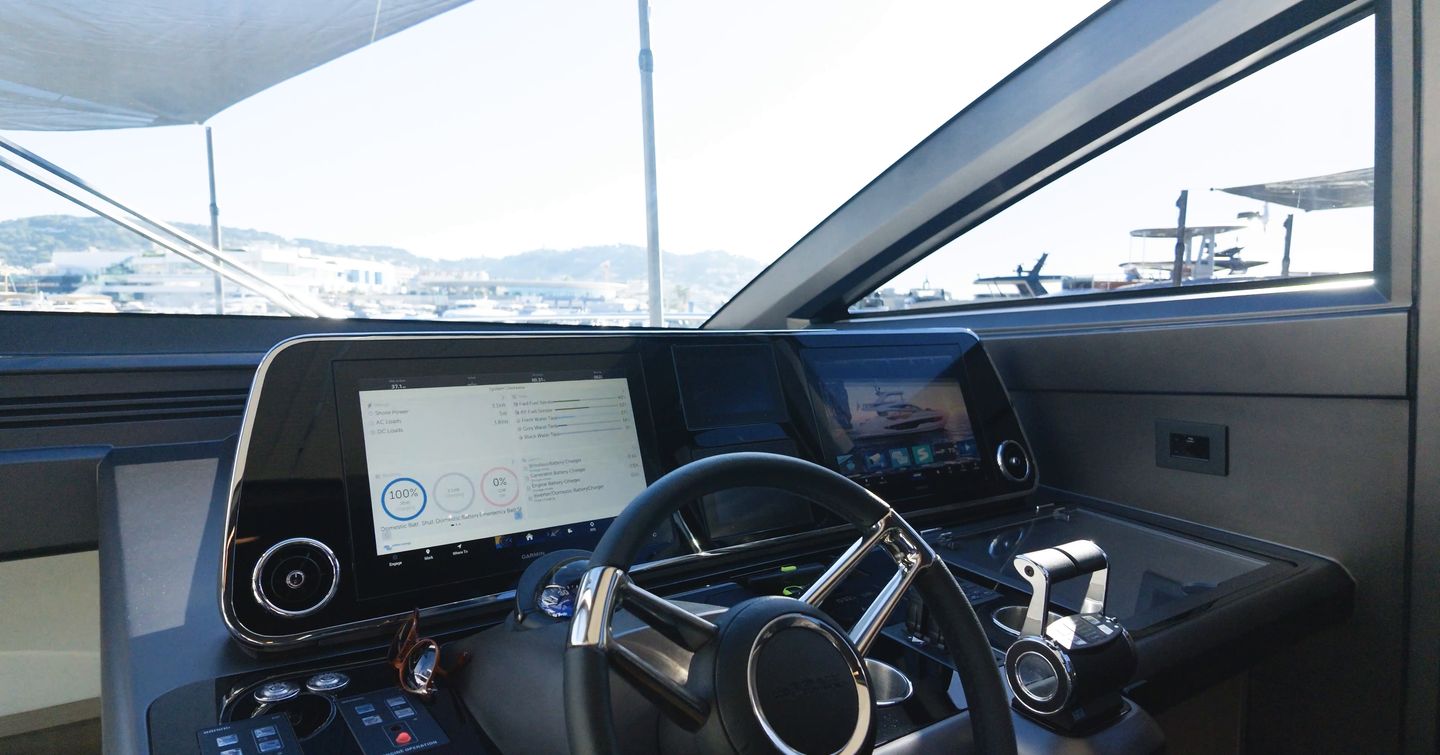 Pearl 73 lower helm with twin Garmin displays and throttle controls