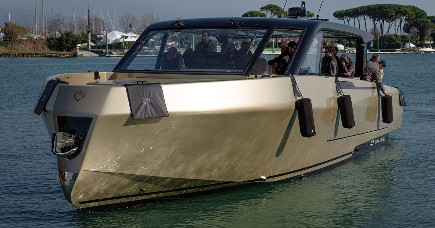Forte 47 Gran Turismo dayboat at anchor 