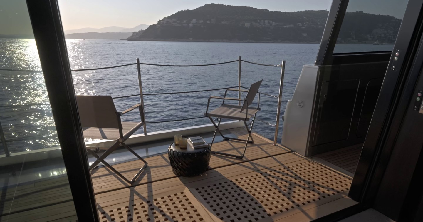 Pershing-GTX116-Review-side-deck-balcony