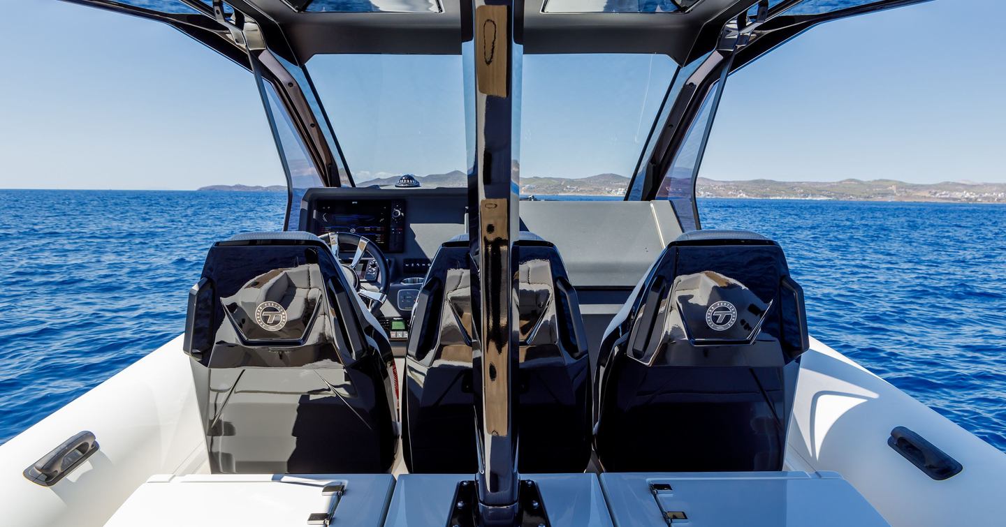 Techonhull Alpha 40 dayboat helm station with hardtop