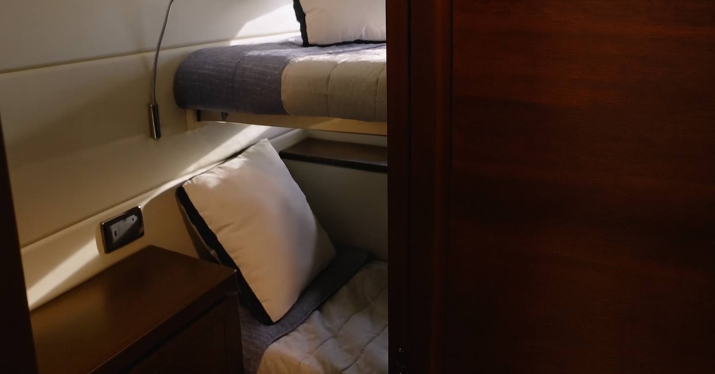 Grand-Banks-GB85-Skylounge-twin-cabin