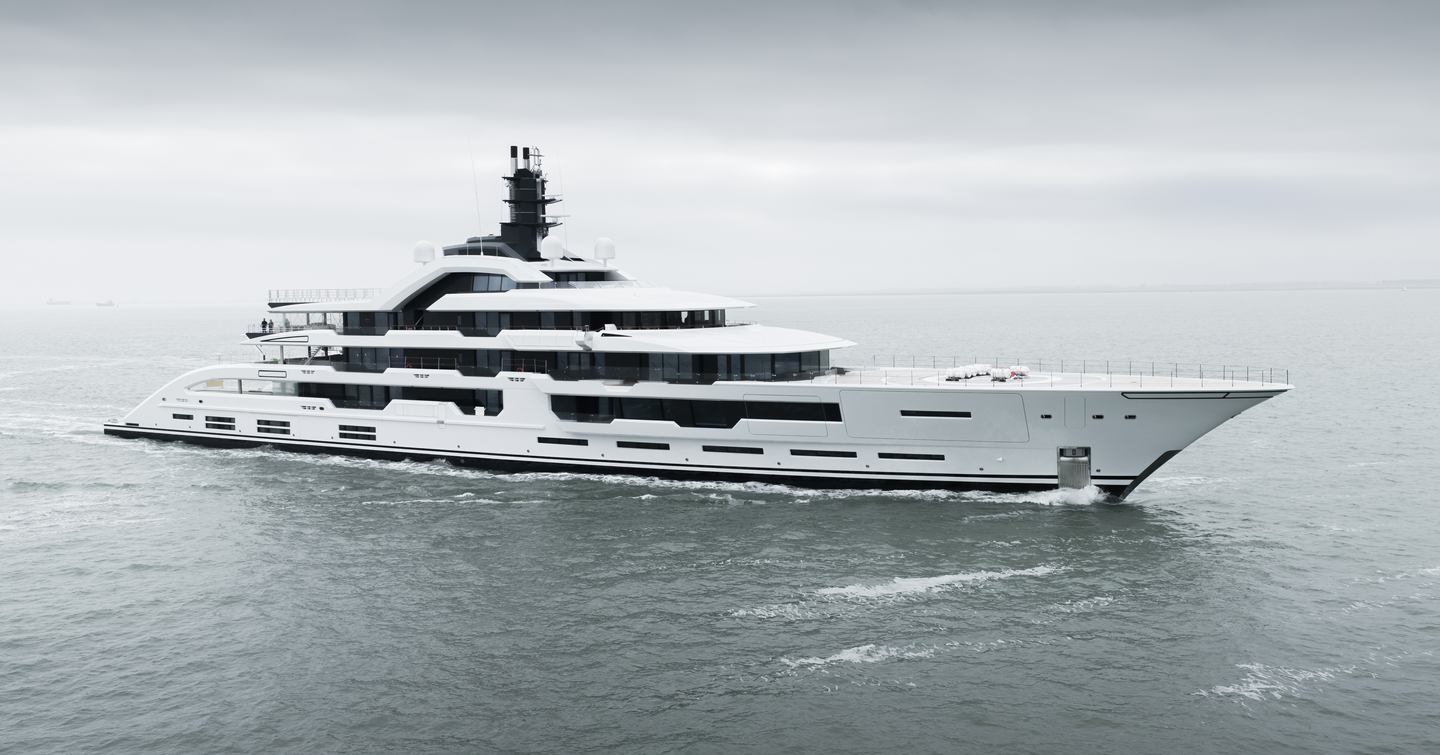 Amels superyacht Tanzanite underway side view