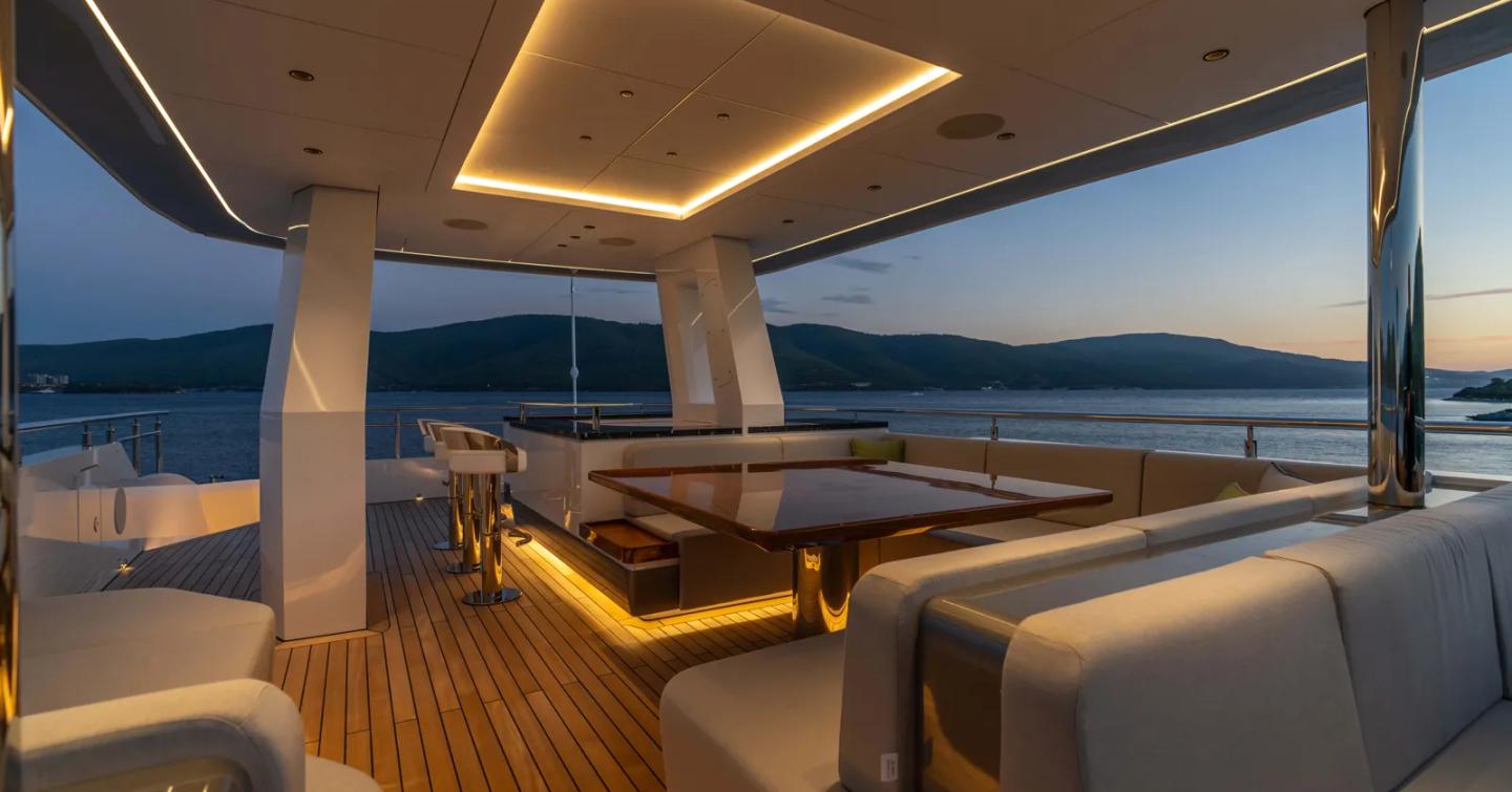 Superyacht Kasif upper deck seating area and bar