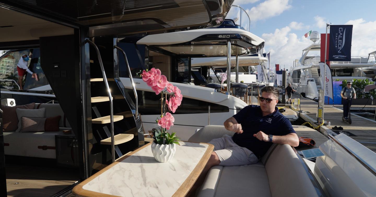 Galeon 520 Fly cockpit seating area with table, side access and connection to saloon