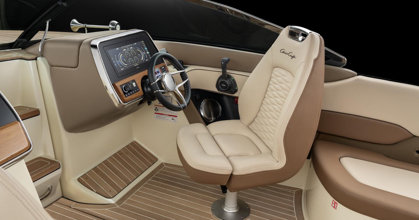 Chris-Craft Corsair 27 helm station with adjustable seat 