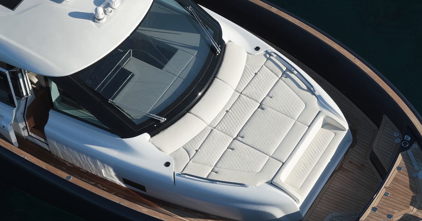 Solaris-Power-60-Coupe-Review-foredeck-sunpad-layout-with-forward-bench-seating