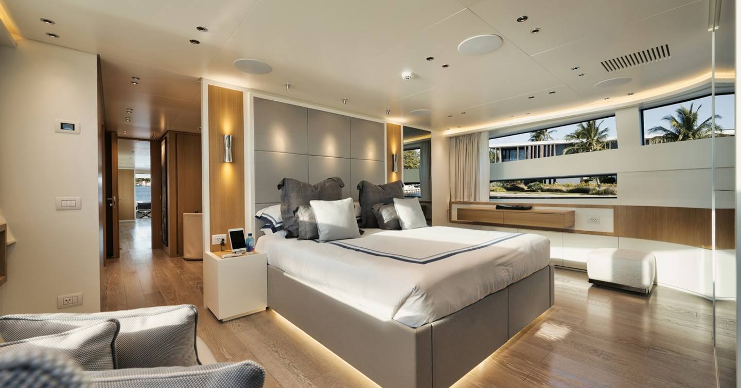 Motor yacht Don't Tell Mom's owner's suite