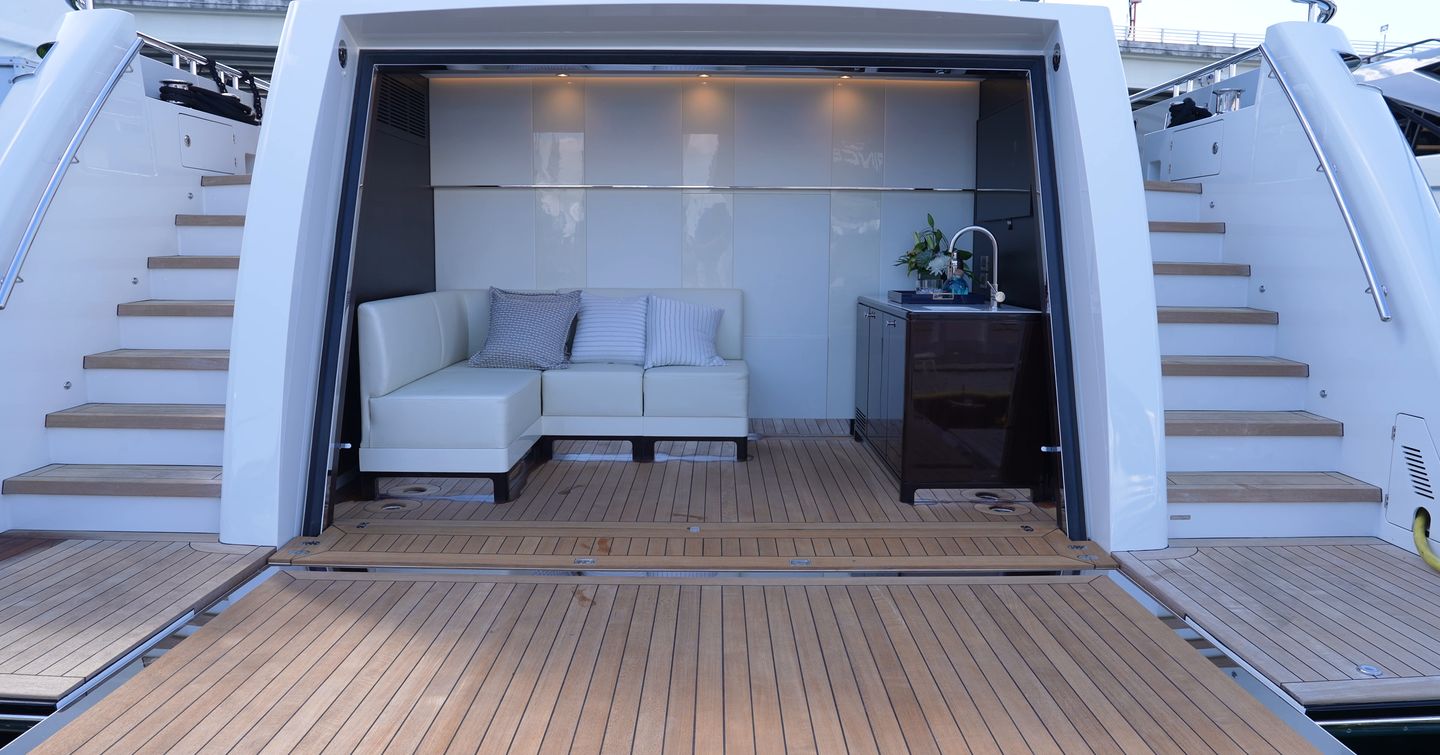 Ocean-Alexande-37L-Review-beach-club
