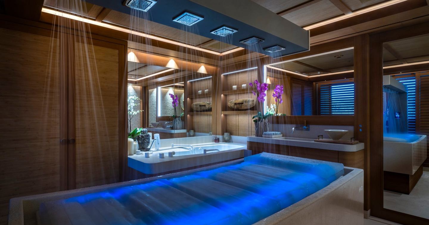 Superyacht Flying Fox shower bed