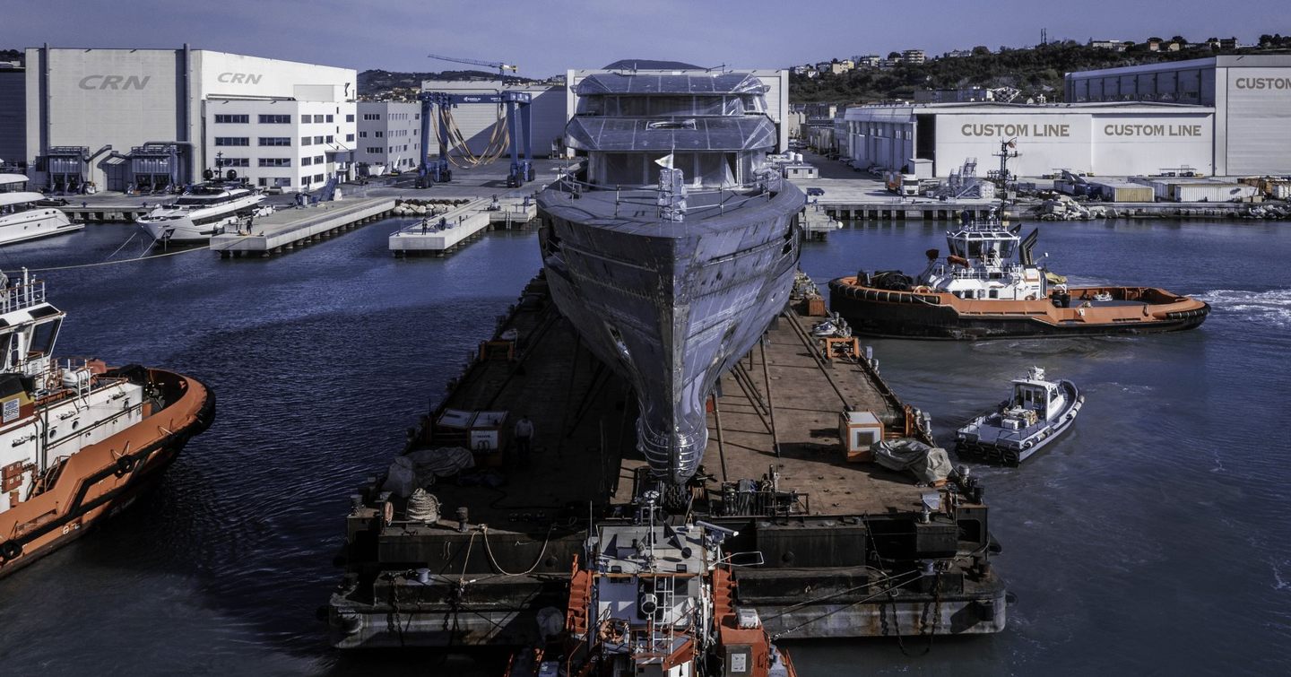 Superyacht Amor à Vida's bow under construction outside 