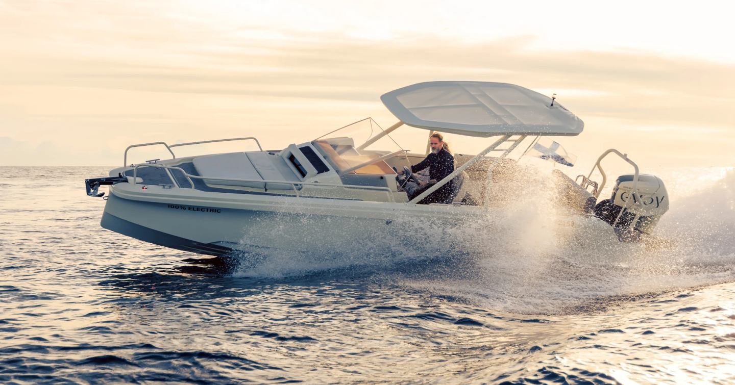 Axopar-AX/E-25-Cross-Bow-Review-driving