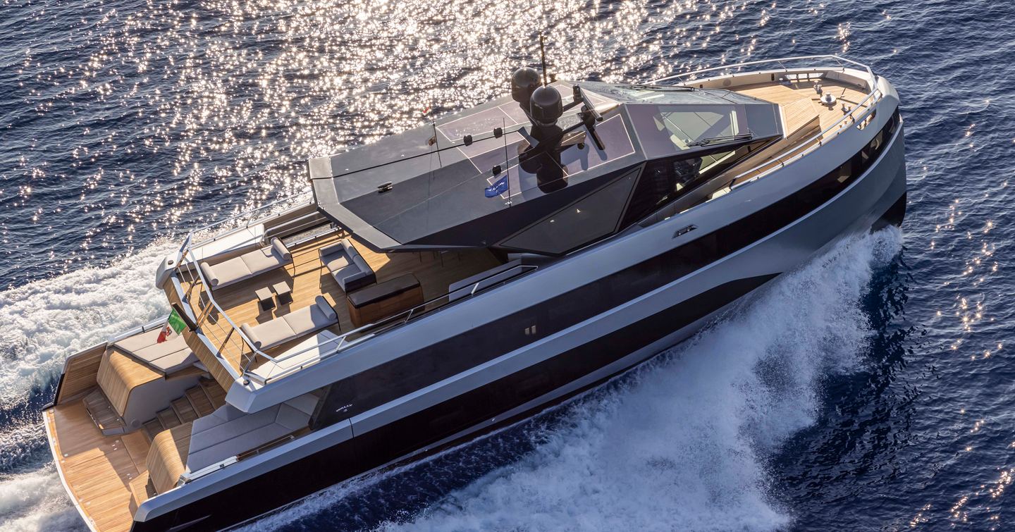 wallywhy200 motor yacht under way