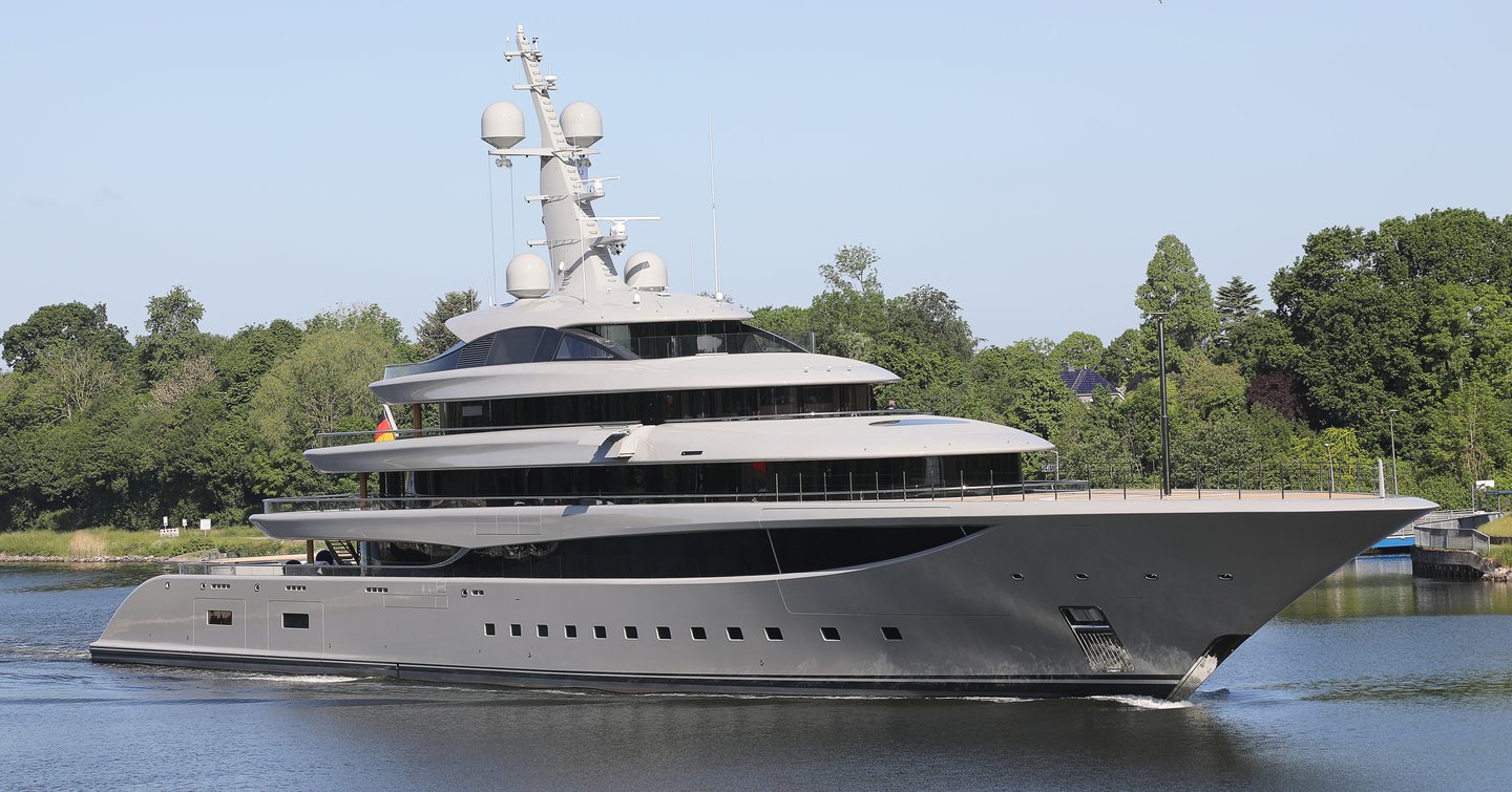 Superyacht Nixie under way 