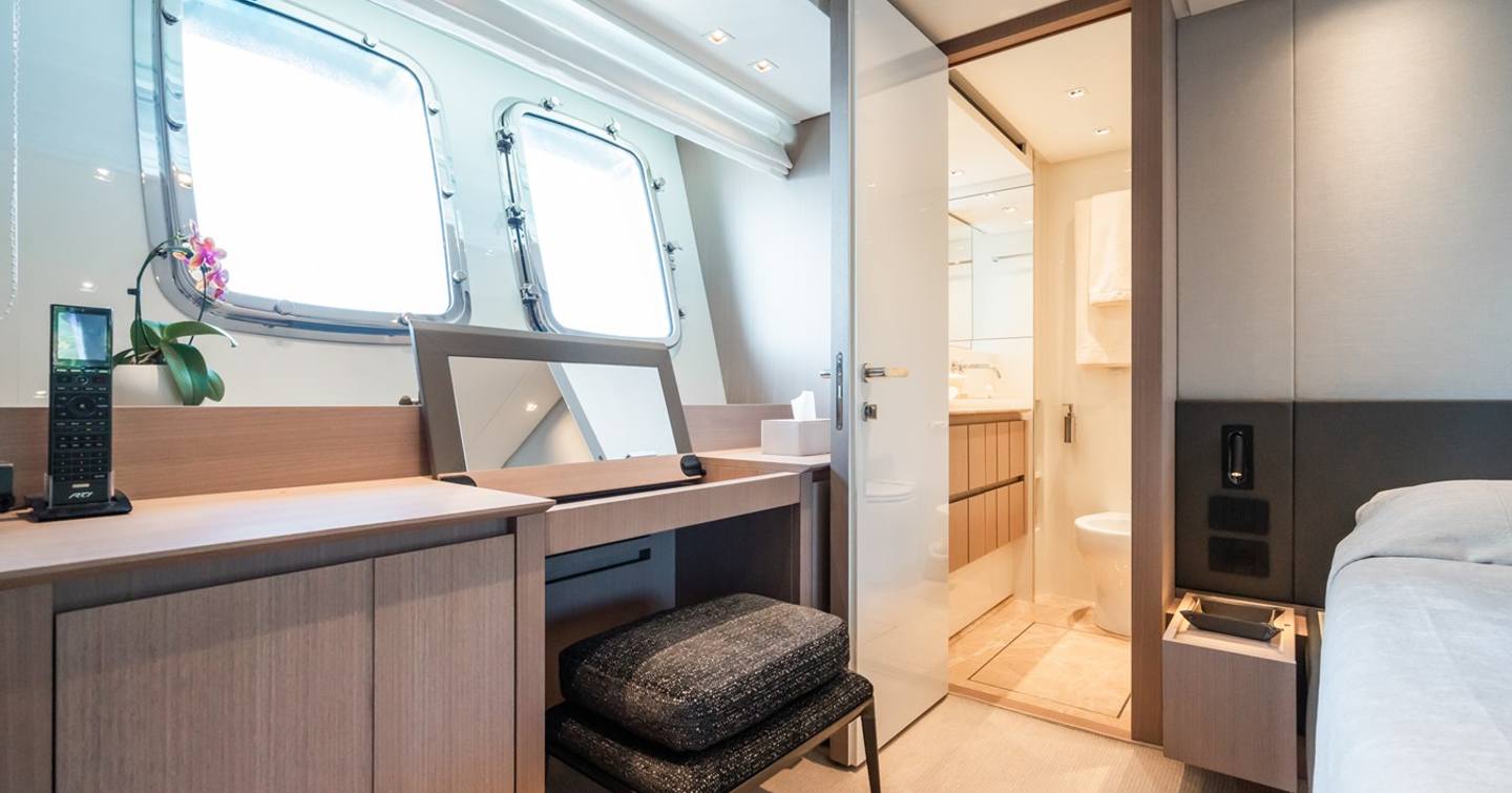 Motor yacht Fitline master cabin vanity area