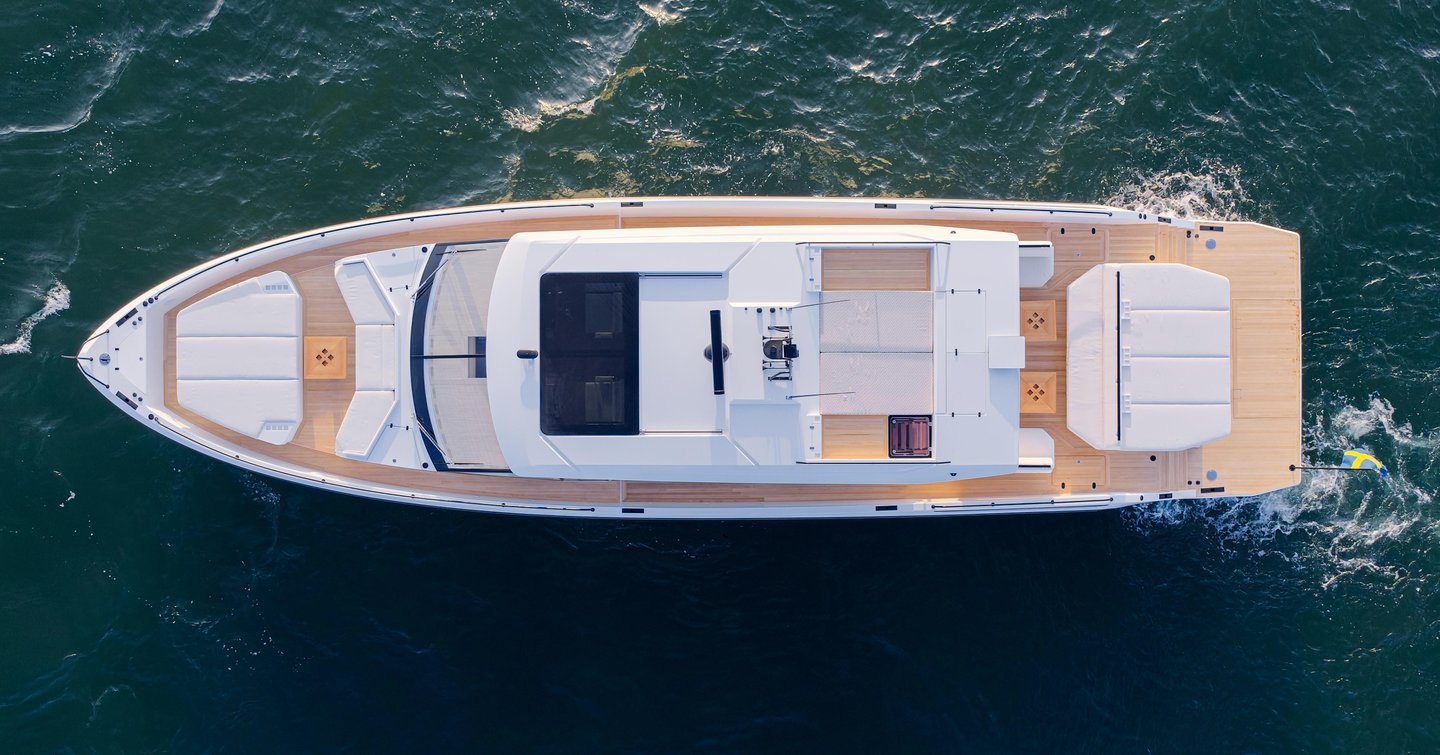 Delta-Powerboats-72-Review-overhead