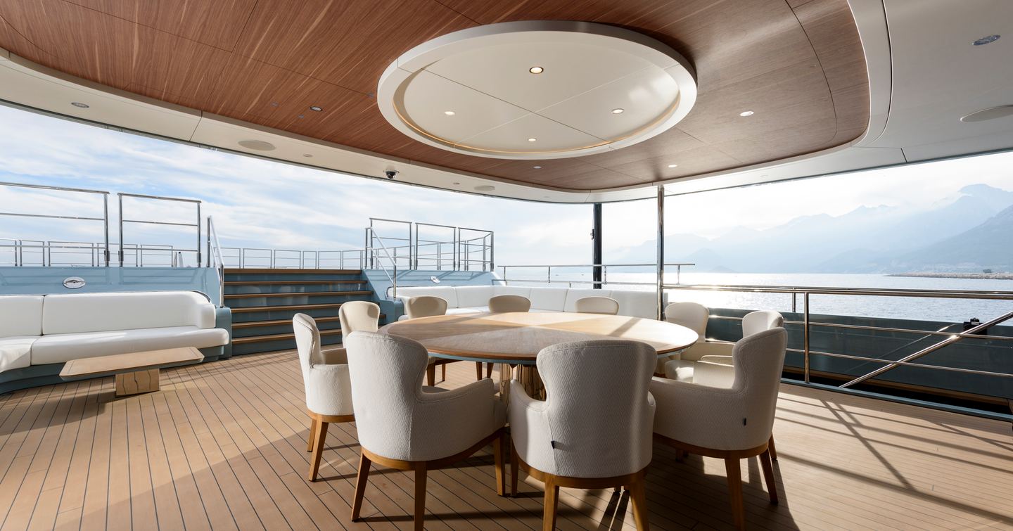 Superyacht Limerence outdoor aft circular dining table