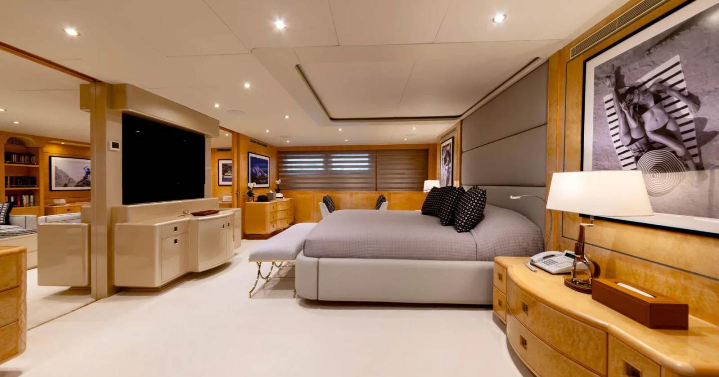 Superyacht Adamas V master cabin