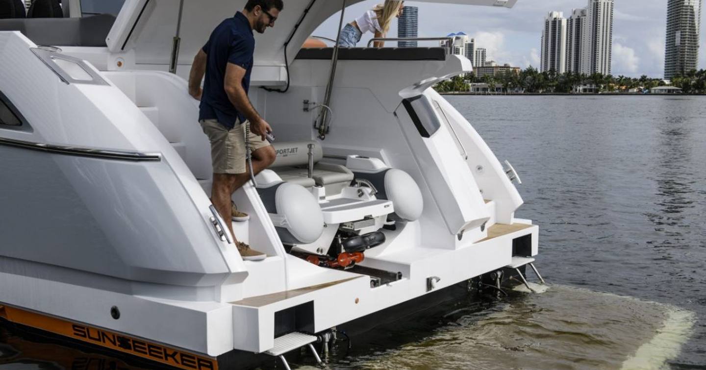 Sports yacht, tender garage, hydraulic platform