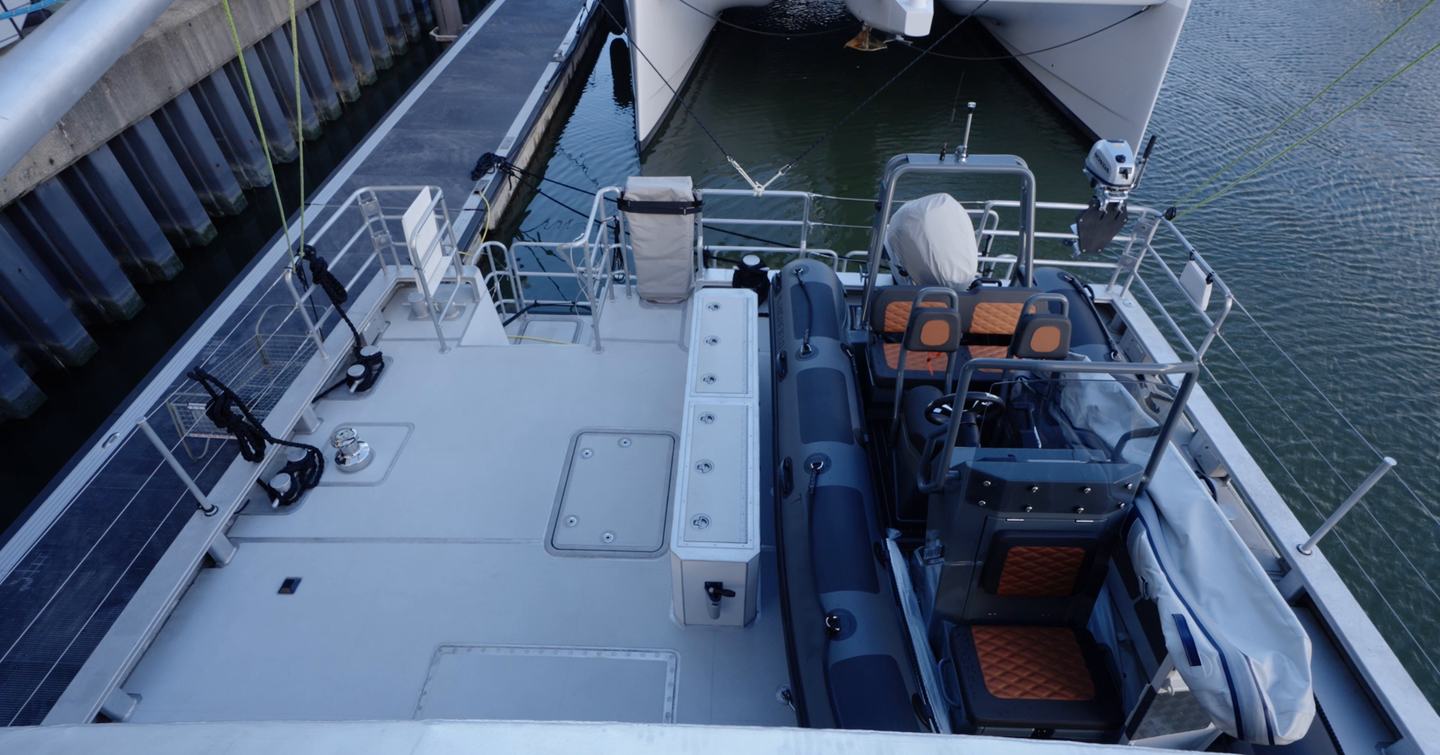 Arksen-85-Review-cockpit-tender-storage