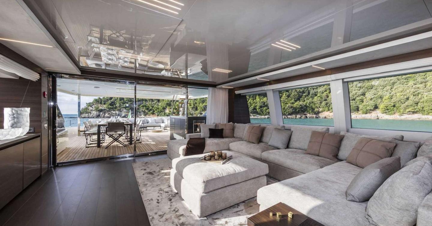 Motor Yacht Sokny interior seating 