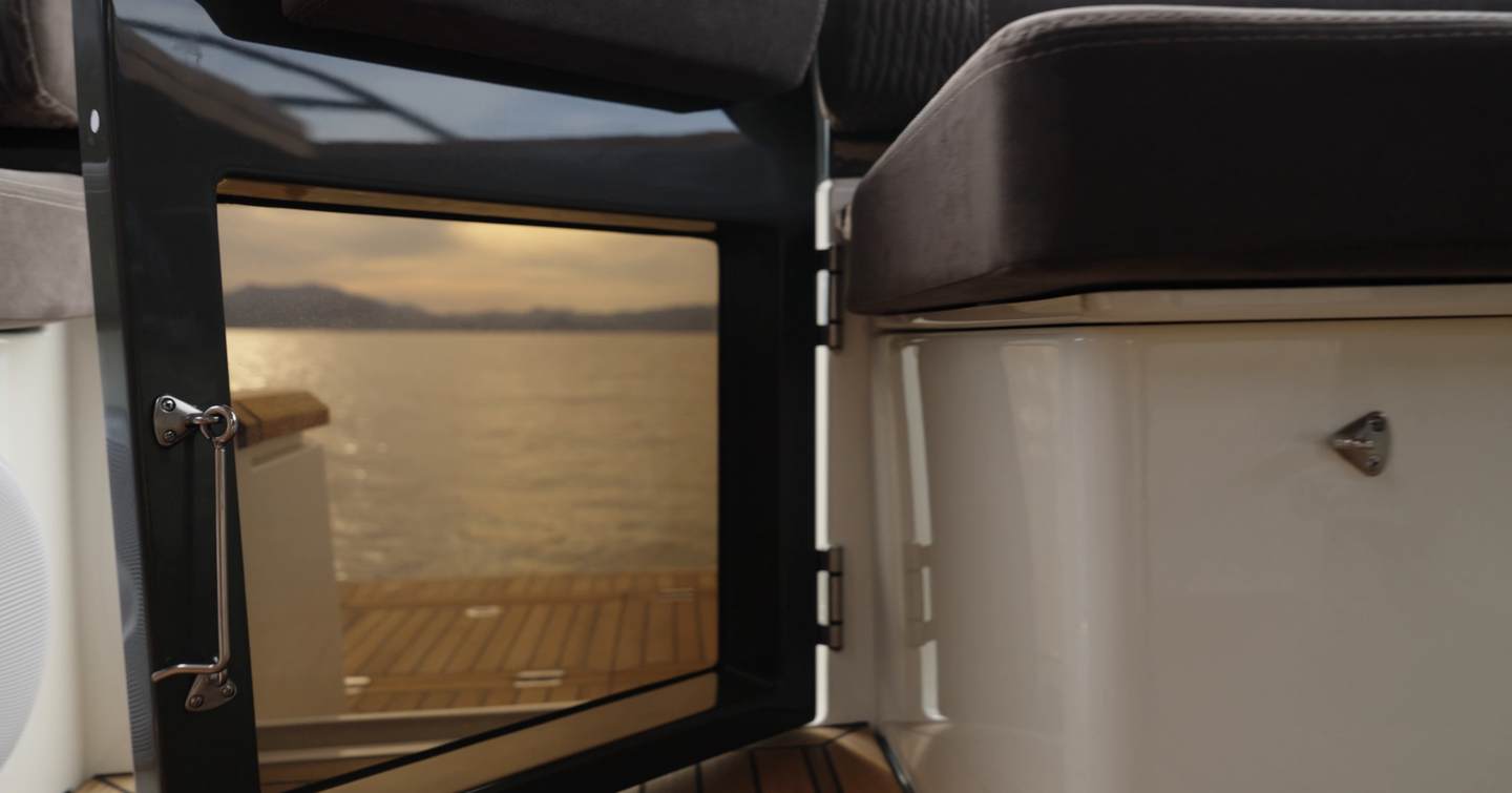 Marex-390-Review-clear-transom-gate