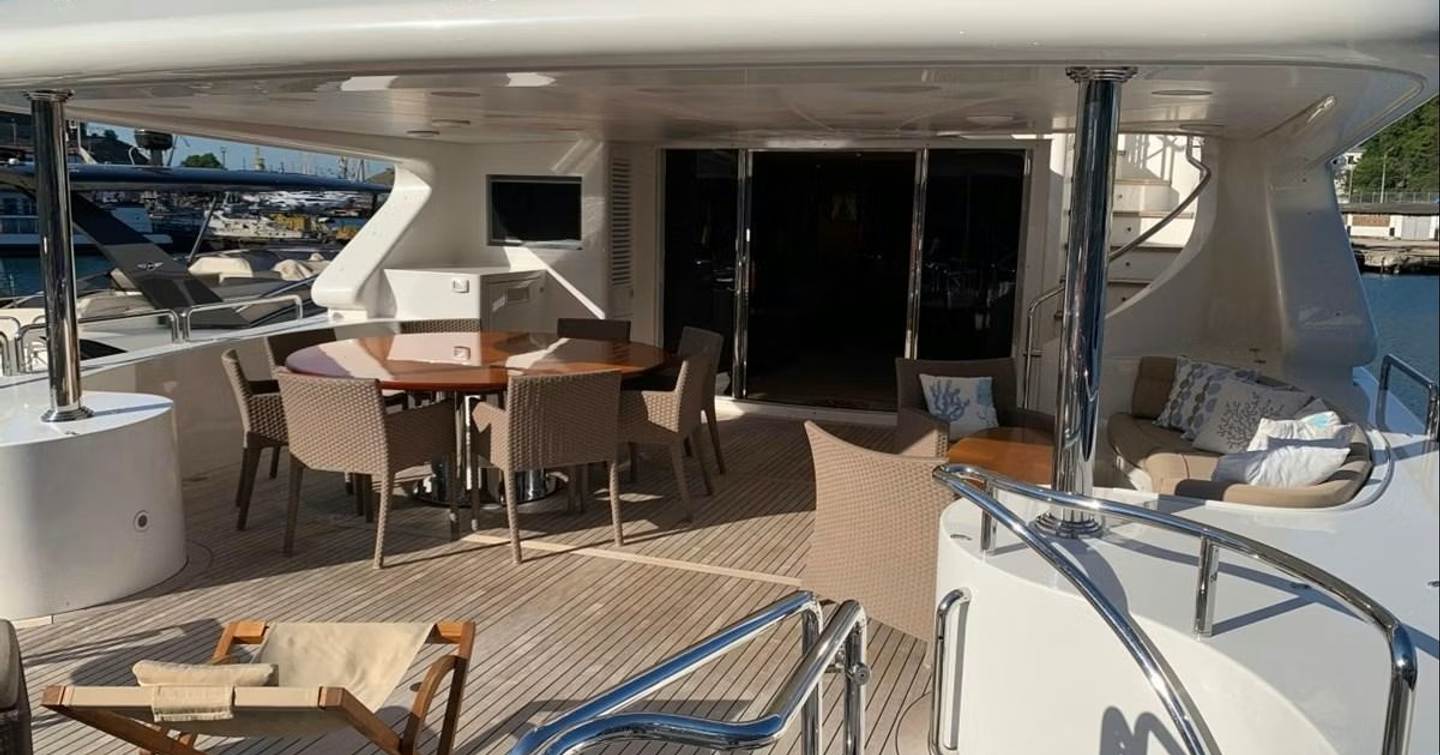 Superyacht Dream On II flybridge with seating