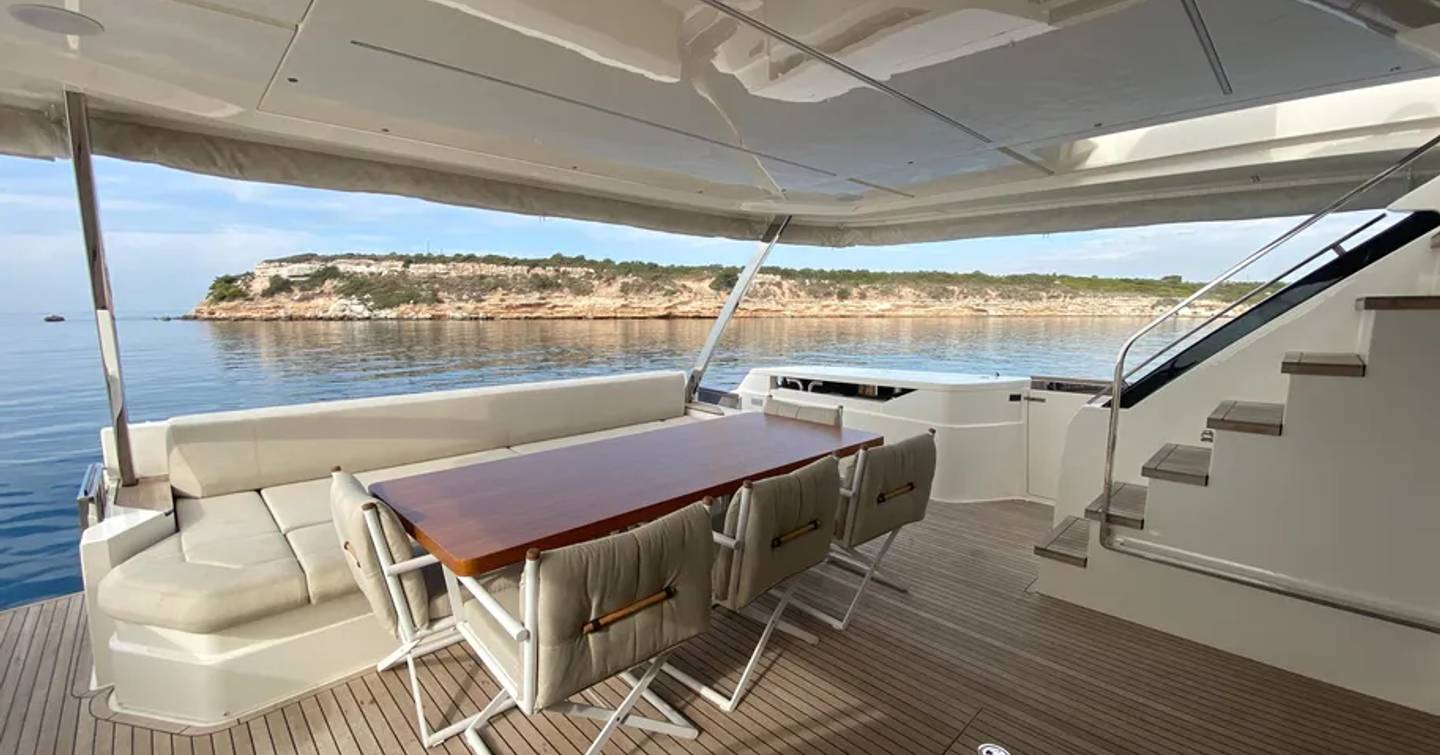 Motor Yacht Sunrise aft deck alfresco dining 