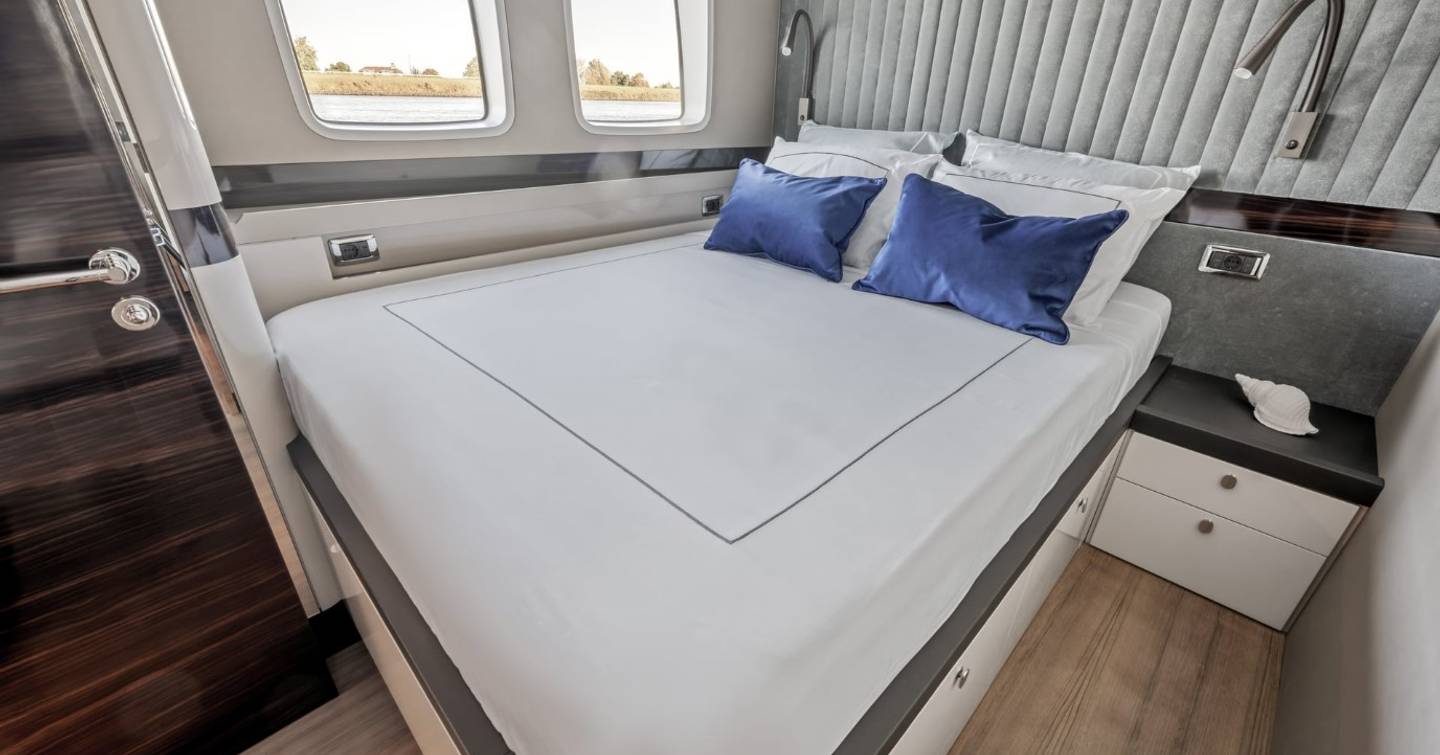 Zeelander-8-portside-guest-cabin