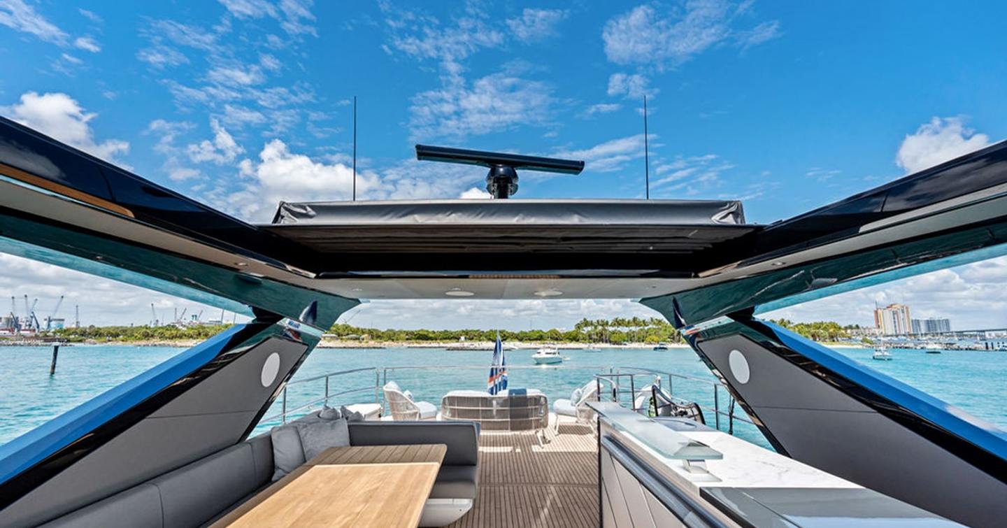 Motor yacht Dolce Far Niente sundeck