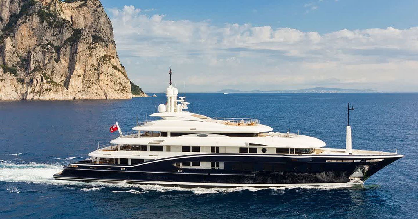 Superyacht High Power III under way