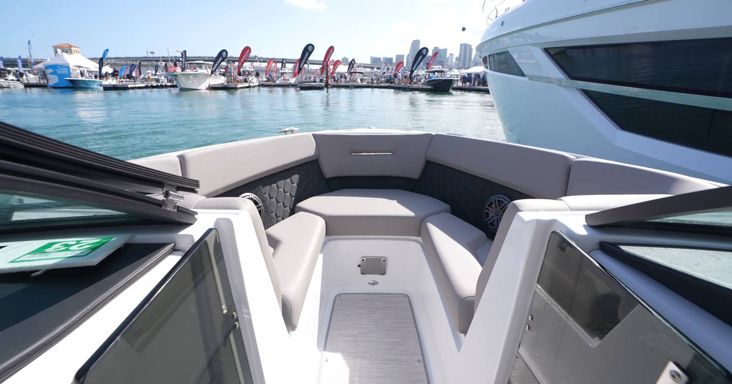 Four-Winns-H2-OB-Review-foredeck