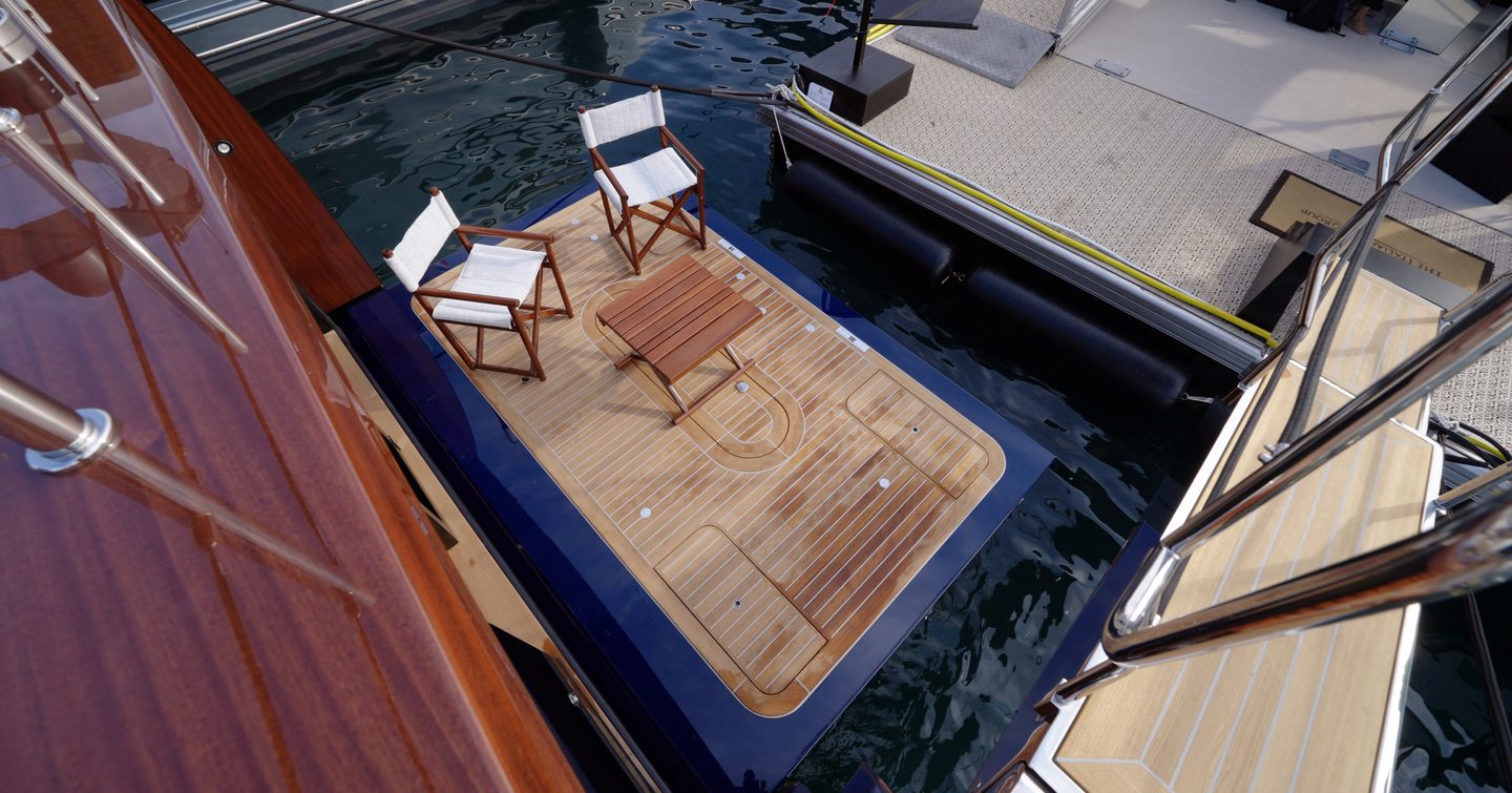 Picchiotti-Gentlemans-24-Review-fold-out-platform