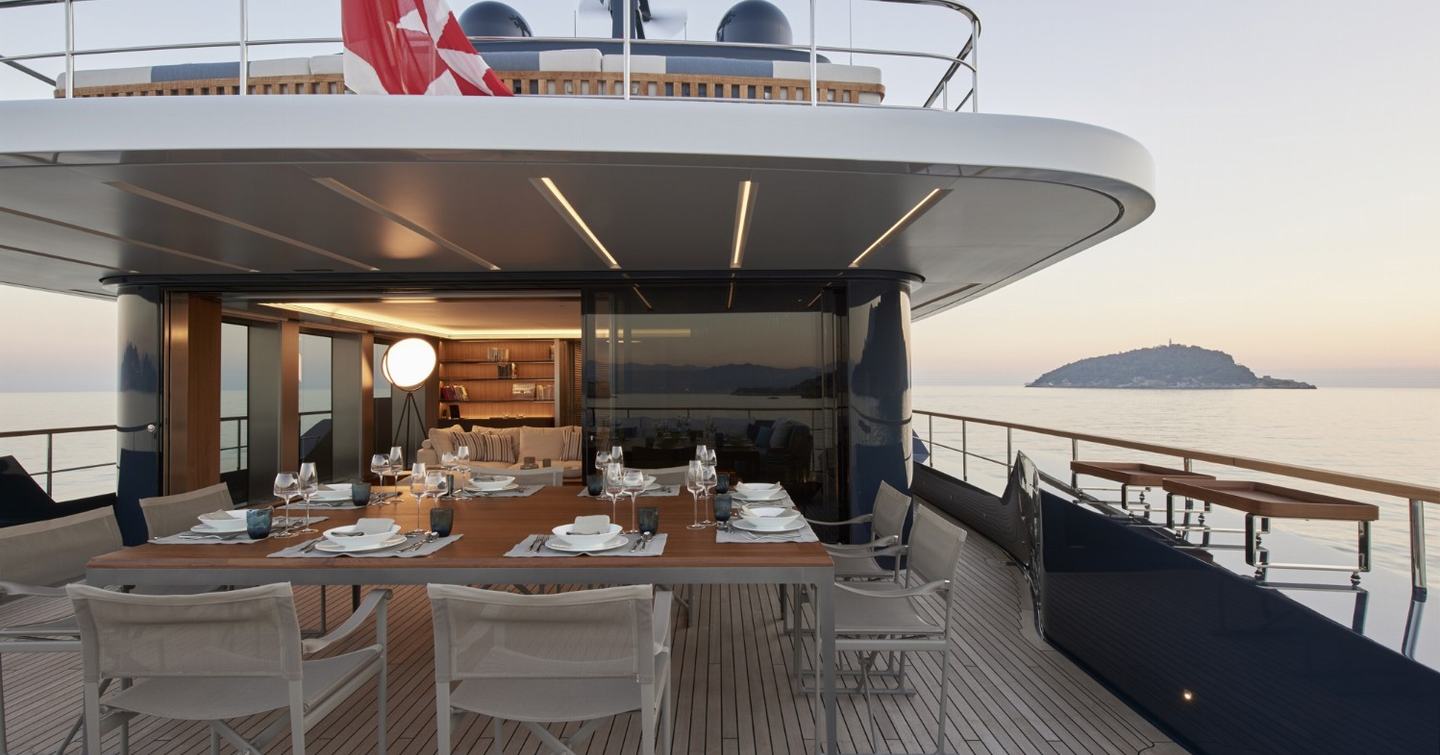 Rendering of Sanlorenzo 500 Exp's flybridge with dining table