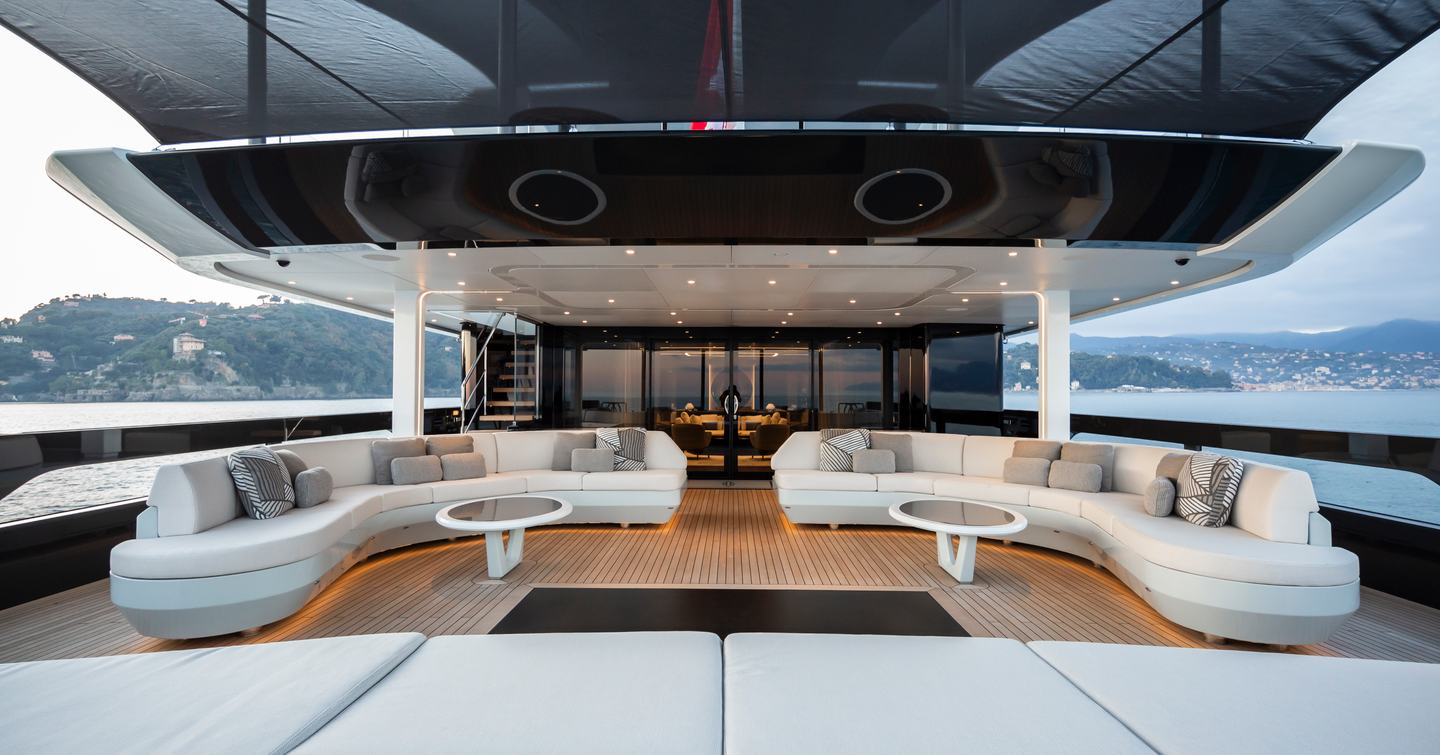 Tankoa-T580-Diamond-Binta-Review-aft-cockpit-lounge-seating-area