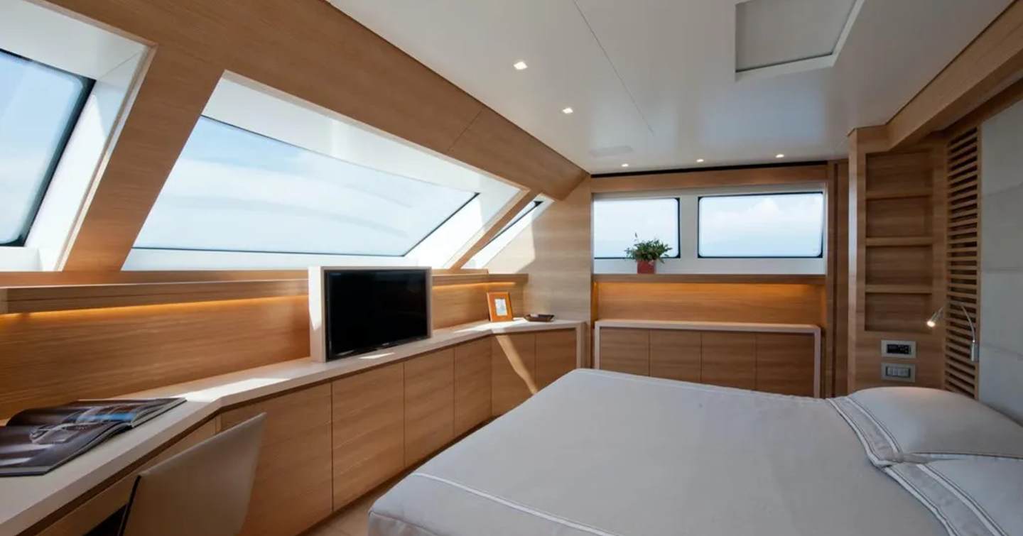 Motor yacht Fontana's master bedroom