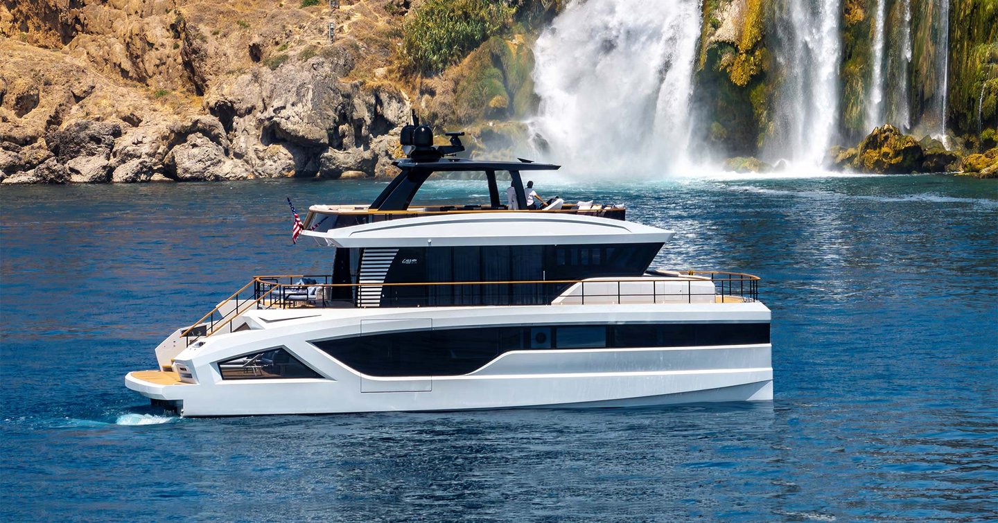 Lazzara LPC 300 motor yacht under way