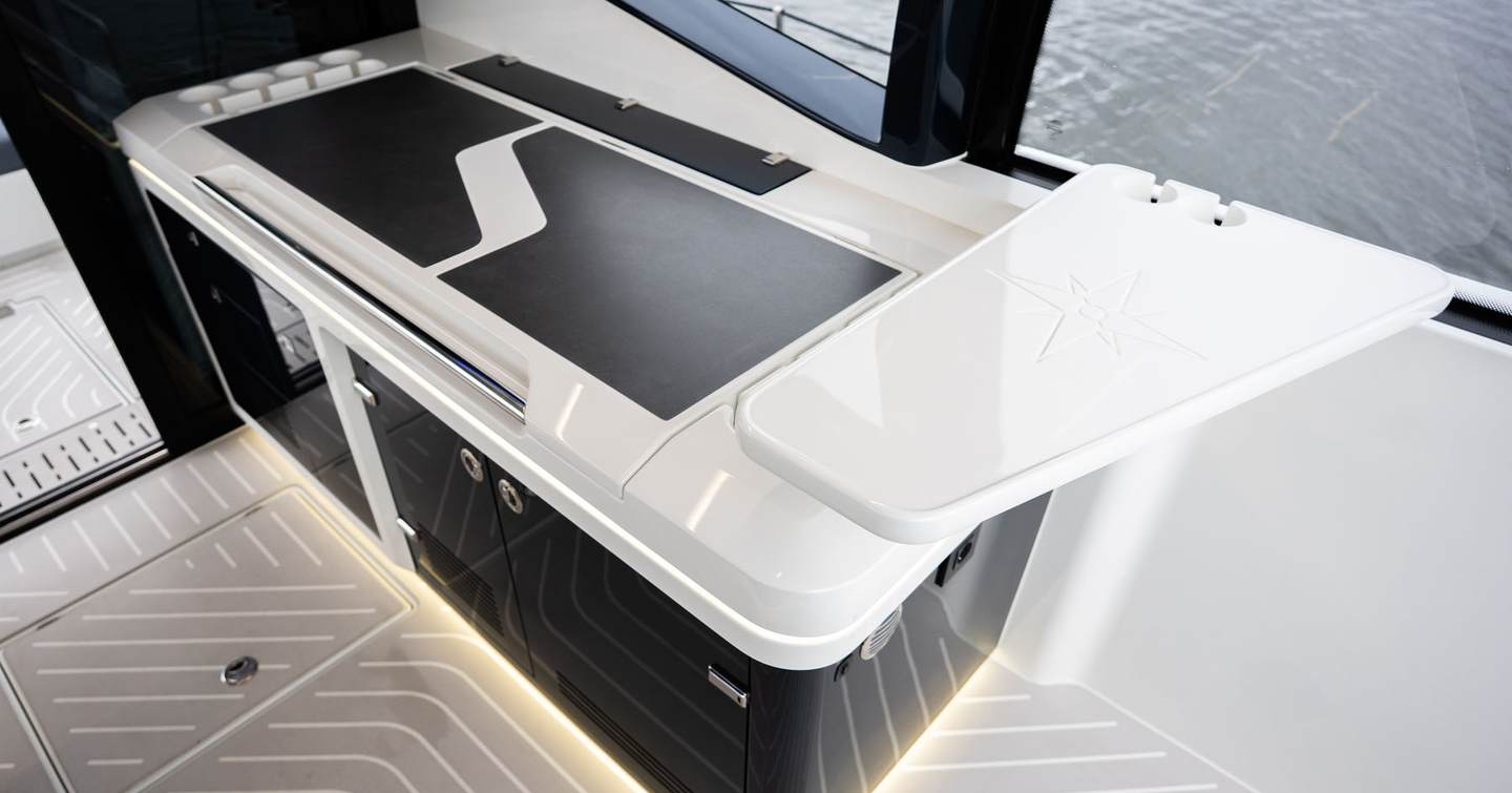 Galeon-435-GTI-Review-saloon-wetbar