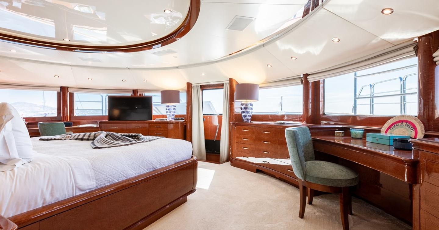 Superyacht Checkmate master cabin